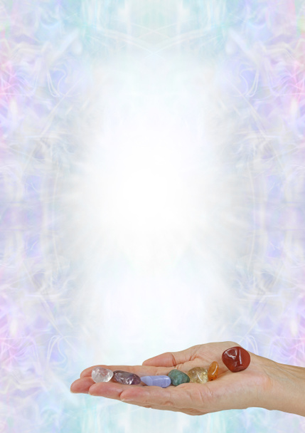 Chakra Crystal healing therapy certificate award advert memo background template - ανοιχτό χέρι με σειρά από γυαλισμένες πέτρες σε ανοιχτό πολύχρωμο συμμετρικό φόντο με λευκό κέντρο   - Φωτογραφία, εικόνα