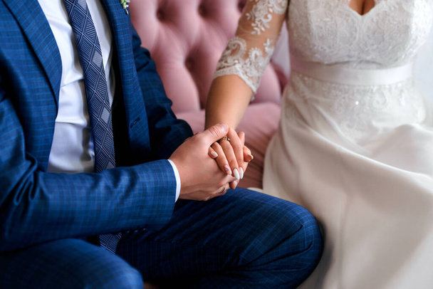 Svatební prsteny na rukou detailní záběr - Fotografie, Obrázek