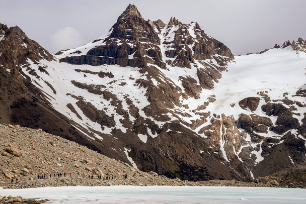hermoso paisaje montañoso con nieve en Patagonia Argentina. - Foto, Imagen