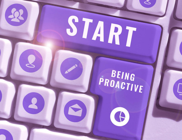 Textzeichen, das Start Being Proactive zeigt, Business-Ansatz Steuerung von Situationen, in denen Dinge passieren - Foto, Bild