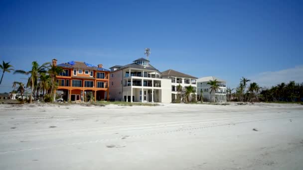 Neue Luxus-Häuser am Fort Myers Beach durch Hurrikan Ian nicht schwer beschädigt - Filmmaterial, Video
