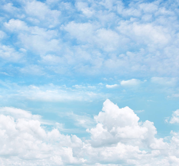 Puszyste białe chmury na błękitnym niebie  - Zdjęcie, obraz