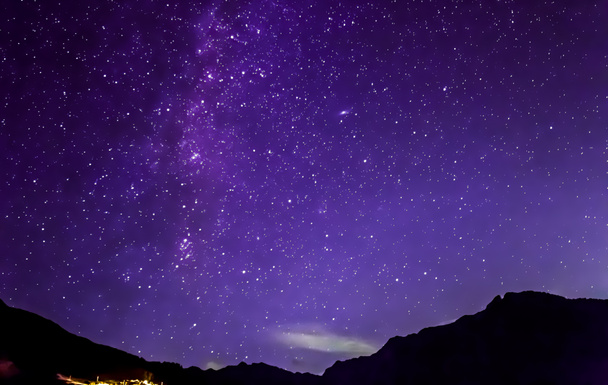 紫色の夜空を星します。山をわたる天の川 - 写真・画像