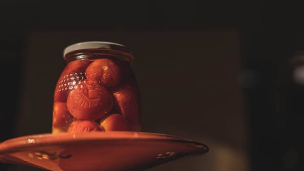 Onları yıl boyunca muhafaza etmek için içi domateslerle dolu şeffaf cam bir kap. - Fotoğraf, Görsel