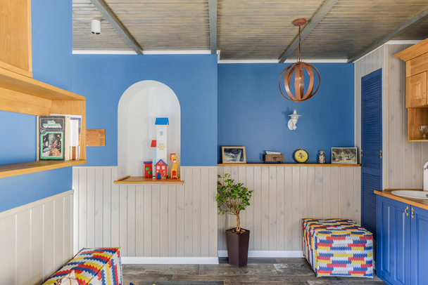 Interior azul de una casa de pueblo con decoración étnica. Foto de alta calidad - Foto, imagen