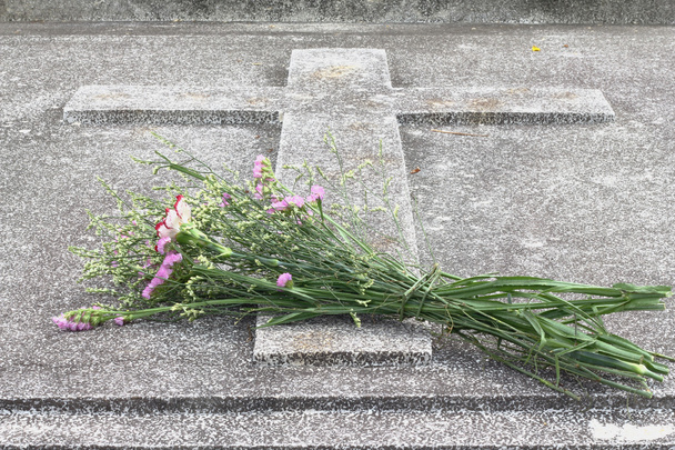 Pâques, Fleurs sur la tombe
 - Photo, image