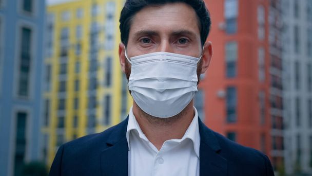 Hombre de negocios adulto enfermo alérgico en máscara respiratoria protectora seguridad personal debido al tiempo pandémico medidas médicas de coronavirus o alergia estacional evitar el riesgo de enfermedad en el concepto de salud de la ciudad - Foto, imagen