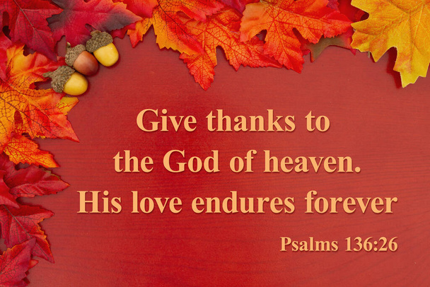 Mensaje religioso de Acción de Gracias con hojas de otoño de color naranja sobre madera roja - Foto, imagen