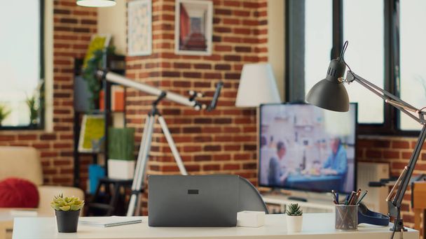 Üres otthoni íróasztal laptoppal, hogy távolról dolgozzon, kreatív startup alkalmazott segítségével pc a lakásban tanulni az új munkát. Számítógép a nappaliban használt számviteli és marketing munka. - Fotó, kép