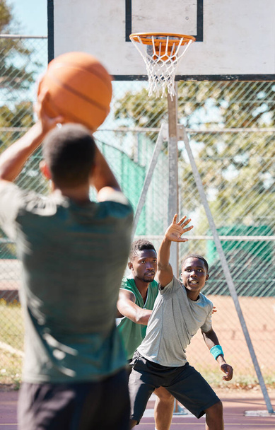 バスケットボールコート、ゲームや競争、友人やアウトドアスポーツ、目標、パフォーマンスやアクションのフィットネスやエネルギー。バスケットボール選手のグループ、男性とチームの挑戦、防衛と都市のトレーニング. - 写真・画像