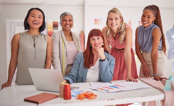 Ноутбук, мода и команда креативных женщин на встрече, чтобы спланировать проект вместе в офисе. Разнообразие, дизайнеры и портрет женской группы в совместной работе над одеждой на рабочем месте - Фото, изображение