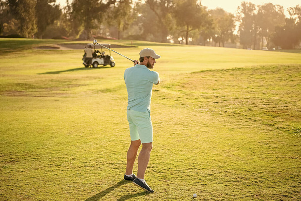 αρσενικό παίκτη γκολφ σε επαγγελματική ηλιόλουστη πορεία με πράσινο γρασίδι, χόμπι. - Φωτογραφία, εικόνα