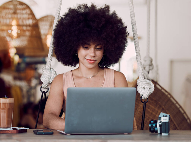 Предприниматель, ноутбук или черная женщина в кофейне печатают статью в блоге с удаленной работы и счастливой улыбкой. Свободный блоггер, девушка или работа в Интернете, мысль и творческая идея в кафе в Бразилии. - Фото, изображение