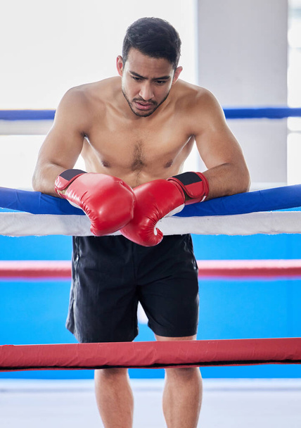 ボクシングの試合のための男、疲れたボクサーとトレーニング、心臓の戦いのワークアウトや戦いの練習。フィットネススポーツの動機,競技大会のためのボックスとジムボクシングリングのロープの上に残りの部分を学ぶ. - 写真・画像
