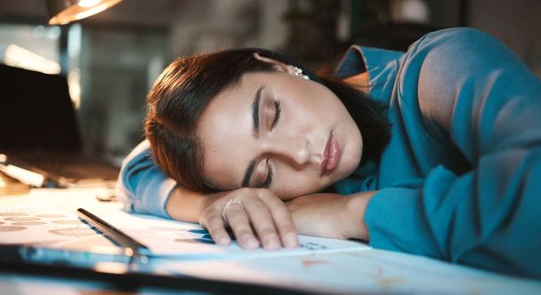 Schlafende, müde und Bürokauffrau in der Nacht mit Planungspapieren für psychische Gesundheit oder Zeitmanagement. Müdigkeit, Burnout und Konzernmitarbeiter schlafen am Schreibtisch eines globalen Netzwerkunternehmens. - Foto, Bild