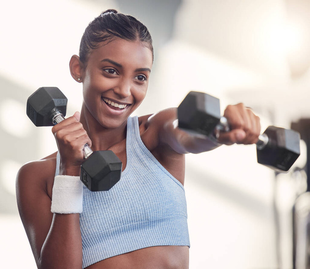 Жінка, тупик або биття в спортзалі тренування, тренування або вправи в рості м'язів, сильна ціль тіла або здоров'я. Посмішка, щаслива чи пристосована спортсменка, яка піднімає важкий метал в індійському медичному клубі.. - Фото, зображення