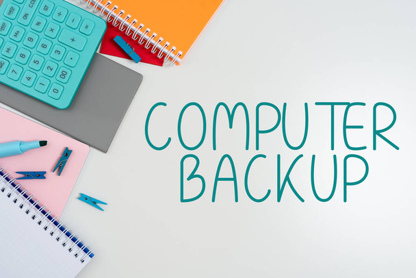 Conceptuele bijschrift Computer Backup, Conceptuele foto de handeling van het kopiëren van bestanden en gegevens op een tweede medium - Foto, afbeelding