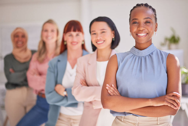 Portrait, diversité ou femmes avec le sourire, le leadership ou heureux ensemble dans le bureau. Femmes d'affaires, femme noire ou le bonheur multiracial, la croissance ou le succès pour l'entreprise, l'engagement ou la fierté en milieu de travail. - Photo, image