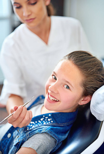 I know Ive got no cavities. Portrait of a young girl have a checkup at the dentist - Foto, Imagem