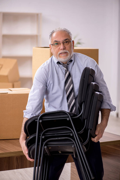 Old businessman employee in office relocation concept - Photo, Image