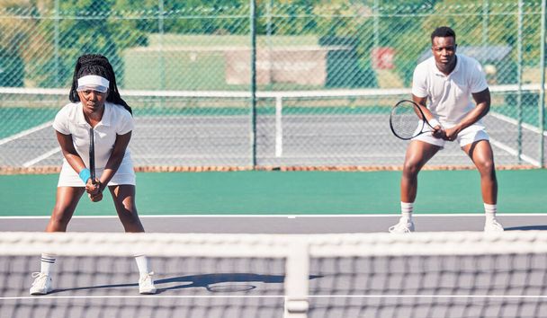 Tenis, trabajo en equipo y retrato de pareja negra en cancha para partido, partido o competición. Ejercicio, fitness y parejas dobles, tenistas y entrenamientos de hombres y mujeres para practicar deportes al aire libre - Foto, Imagen