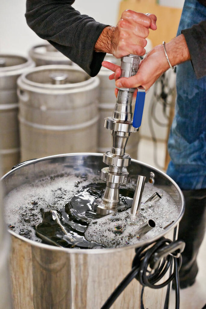 Jemné vaření piva potřebuje čisté vybavení. Oříznutý výstřel zařízení, které se myje v pivovaru - Fotografie, Obrázek