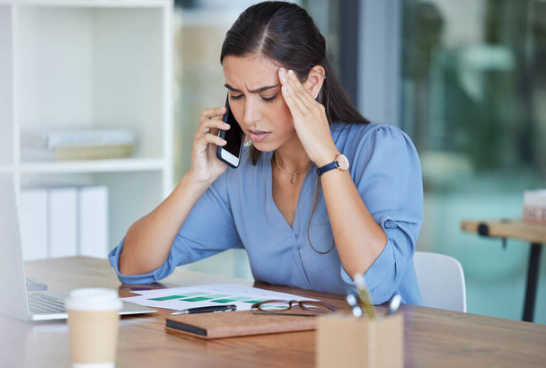 Bizneswoman, telefon i ból głowy w komunikacji, stres lub wypalenie w biurze. Kobieta cierpiąca na zaburzenia psychiczne w rozmowach, dyskusjach lub konsultacjach telefonicznych w miejscu pracy. - Zdjęcie, obraz