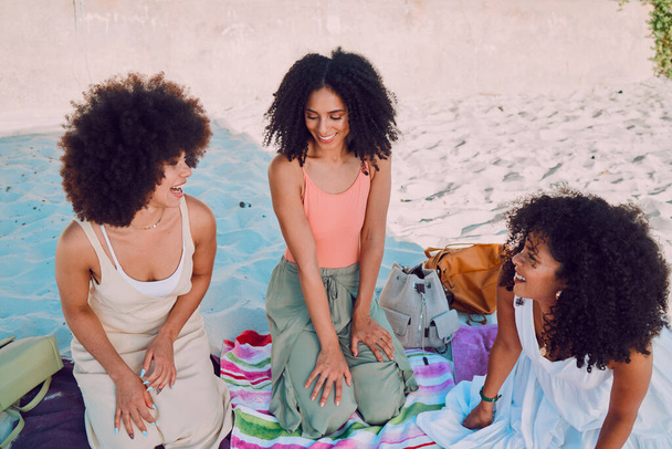 Чернокожая женщина, друзья и смеющиеся на пляже для общения, отдыха или летних каникул. Счастливые афроамериканские женщины улыбаются и получают удовольствие от путешествий или отдыха на песчаном побережье. - Фото, изображение