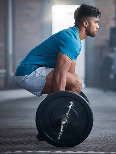 Fitness, deadlift és férfi a tornateremben edzés, testmozgás vagy erő képzés erős erős lábak és mag. Fókusz, wellness és egészséges indiai sport testépítő súlyemelő nehéz súlyzót. - Fotó, kép