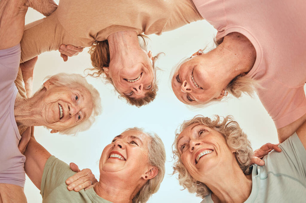 Fitness, goals en senior women in een cirkel voor teambuilding, motivatie en community support. Bejaarde vrienden met pensioen, beneden of gelukkig met de missie na yoga les training, training of oefening. - Foto, afbeelding