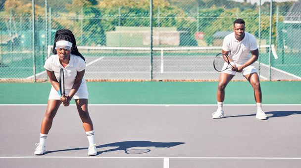Tenis, spor ve zenci çift portresi maç, yarışma ya da maç için sahada. Çiftler partner, fitness ve tenis oyuncularının takım çalışması, erkek ve kadın sahada egzersiz için hazırlanıyor - Fotoğraf, Görsel