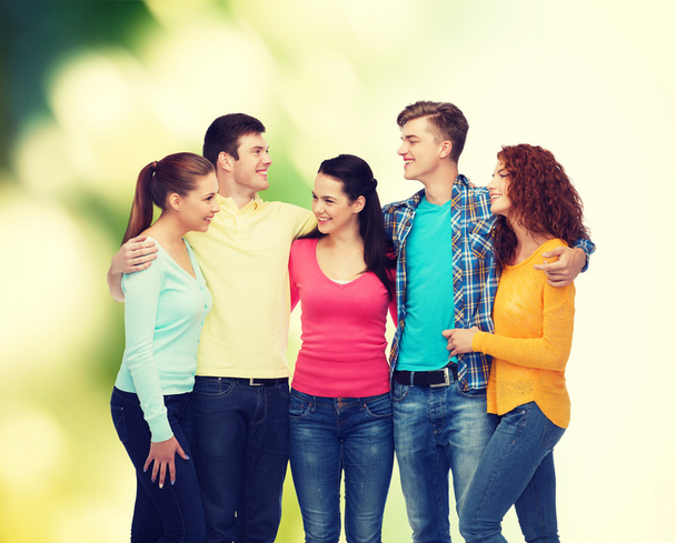 group of smiling teenagers over green background - Φωτογραφία, εικόνα