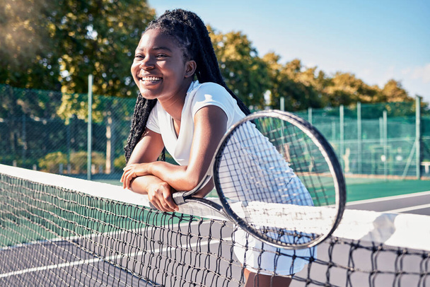Urheilu, tennis ja musta nainen tennismaila kentällä valmis voittamaan pelin, ottelu ja harjoitella ulkona. Motivaatio, kunto ja tyttö hymyilee tenniskentällä koulutukseen, liikuntaan ja harjoitteluun. - Valokuva, kuva
