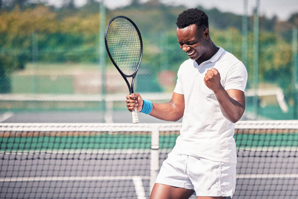 Τένις, αθλητισμός και μαύρος άνθρωπος γιορτάζουν τη νίκη, την επιτυχία και ναι στο νικητήριο παιχνίδι, χαρούμενος αθλητής και γυμναστήριο εξωτερική. Παίκτης στο γήπεδο τένις, νίκη και γιορτή με την άσκηση και την προπόνηση του αθλητισμού - Φωτογραφία, εικόνα