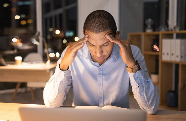 Stress, Kopfschmerzen und ein Laptop bei Geschäftsleuten in der Nacht zum Stichtag, Überlastung und Burnout. Müdigkeit, Müdigkeit und Schlaf mit dem Mitarbeiter am Schreibtisch für frustrierte, psychische Gesundheit und Produktivitätsprobleme. - Foto, Bild