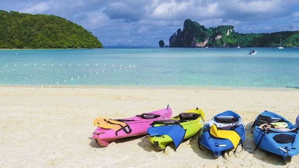 Koh Phi Phi Island Ταϊλάνδη, πολύχρωμα καγιάκ στην παραλία του Koh Phi Phi Don. - Φωτογραφία, εικόνα