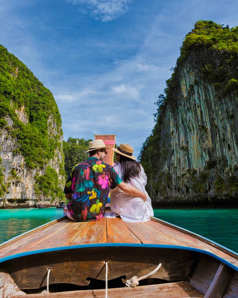 Koh Phi Tayland 'ın göl kenarındaki uzun kuyruklu teknenin önünde bir çift kadın ve erkek. Pileh Gölü Tayland Koh Phi Phi - Fotoğraf, Görsel