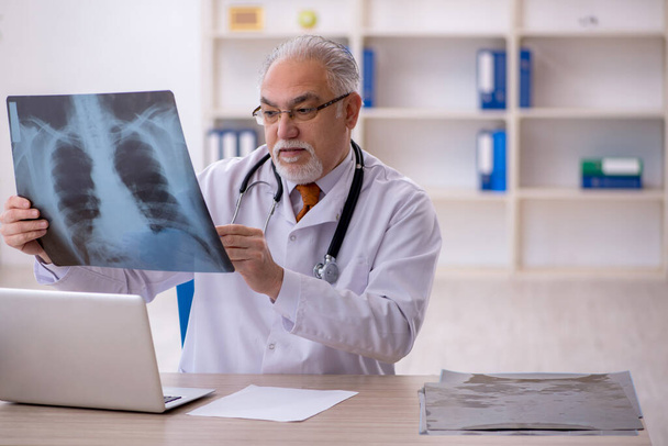 Old doctor radiologist working in the clinic - Photo, image