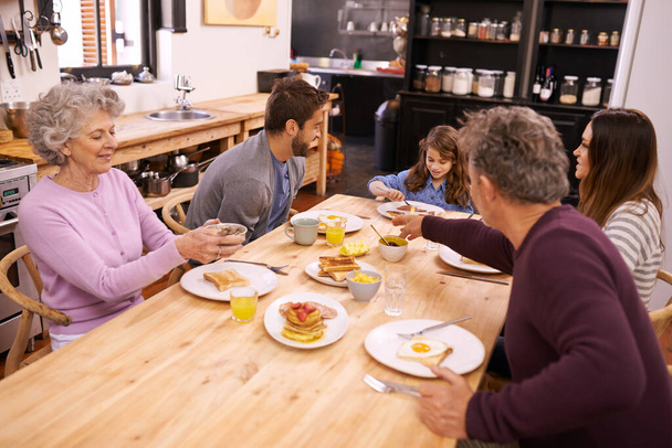 Aamiainen rakkaudella. perhe syö aamiaista keittiön pöydän ympärillä - Valokuva, kuva
