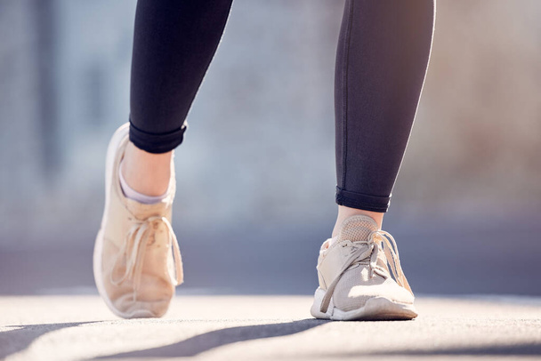 Αθλητής γυναίκα, τρέξιμο και παπούτσια στο δρόμο για τη φυσική κατάσταση, την προπόνηση και την κατάρτιση εξωτερική το καλοκαίρι ηλιοφάνεια. Runner girl, sneakers και άσκηση σε δρόμο, έδαφος ή μετρό για την υγεία, την ευεξία ή τον αθλητισμό. - Φωτογραφία, εικόνα