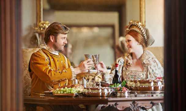 王族にとっては良いことだ。貴族のカップルが一緒に食事をしながら - 写真・画像