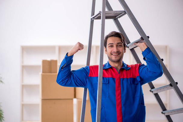 Young contractor doing home relocation - Fotoğraf, Görsel