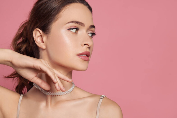 Young woman wearing elegant pearl necklace on pink background, space for text - Φωτογραφία, εικόνα