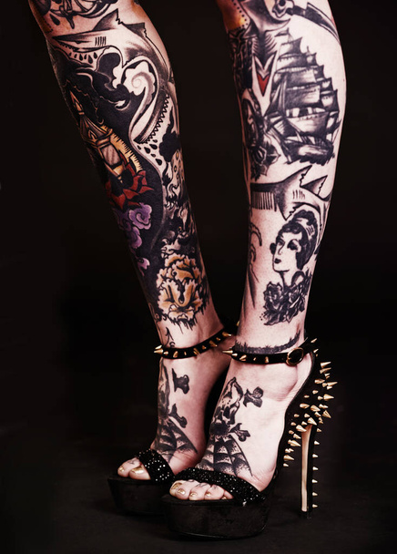 Bellezza della body art. Uno studio ritagliato ritratto di una giovane donna tatuata - Foto, immagini