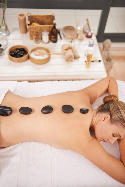 Seulement le meilleur traitement dans ce spa. une femme dans un spa de jour relaxant sur une table de massage - Photo, image