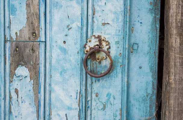 Stary zdewastowanych niebieskie drzwi drewniane malowane paznokcie - Zdjęcie, obraz