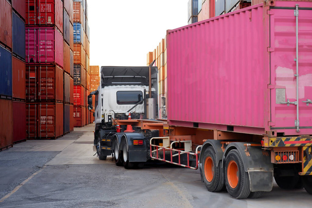 Conceito de logística de caminhões em depósito de contêineres - Foto, Imagem