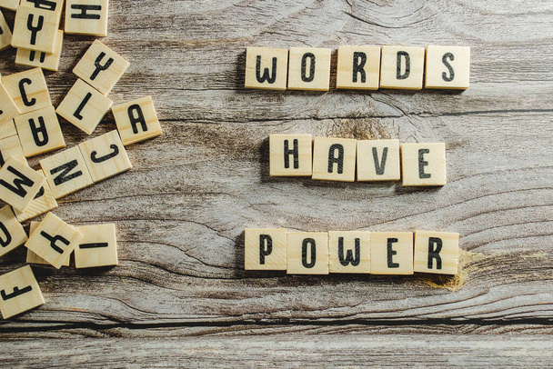 Woorden hebben macht woord kubus op hout achtergrond, Engels leren concept - Foto, afbeelding