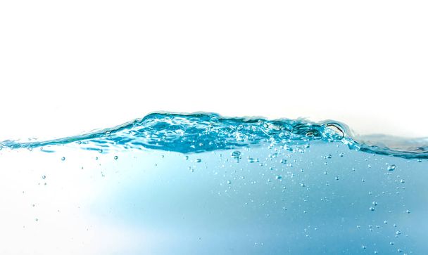 Su dalgası hava kabarcıkları oluşturur ve beyaz arka planda izole edilmiş bir şekilde su sıçratır. Mavi su dalgası soyut arkaplan Whit üzerinde izole - Fotoğraf, Görsel