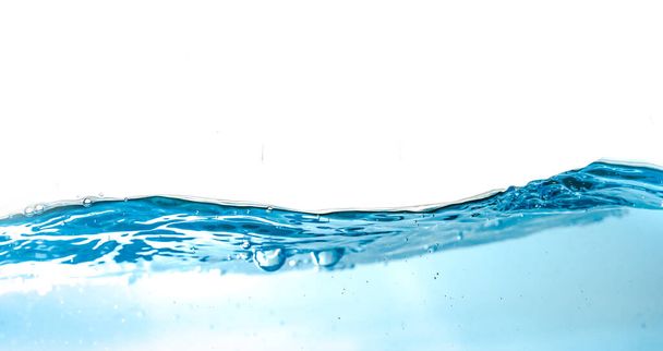 Su sıçraması ve hava kabarcıkları beyaz arka planda izole edilmiş. Mavi su dalgası soyut arkaplan Whit üzerinde izole - Fotoğraf, Görsel